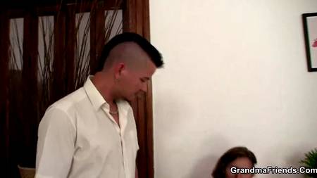 Два мужика развлекаются с очаровательной любовницей