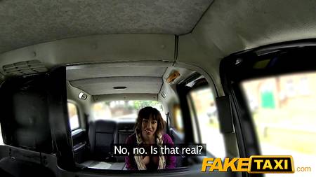 Таксист уговорил клиентку на еблю в авто