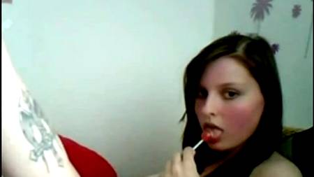 Юные студенты снимают домашнее видео на веб-камеру