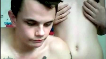 Юные студенты снимают домашнее видео на веб-камеру