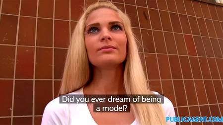 Стройная блондинка трахаться за деньги