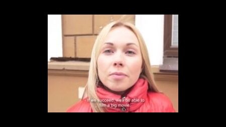 Русская блондинка стала жертвой откровенного пикапа на улице