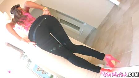 Куколка в масле балует себя анальной мастурбацией на веранде