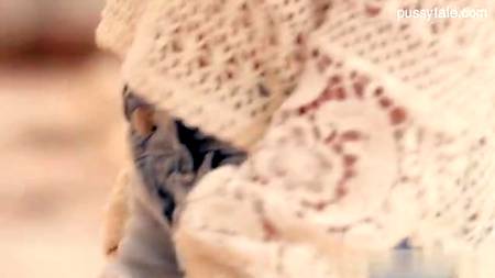 Страстная парочка захотела расслабиться возле бассейна