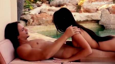 Страстная парочка захотела расслабиться возле бассейна