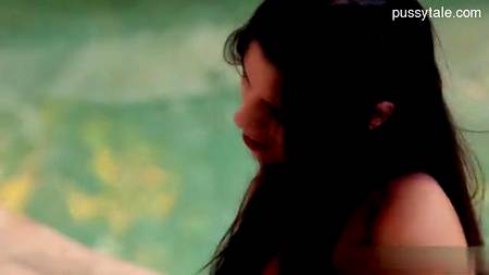 Страстная парочка захотела расслабиться возле бассейна