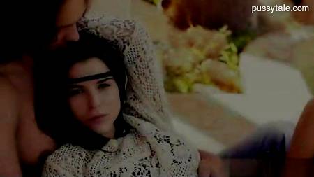 Страстная парочка захотела расслабиться возле бассейна