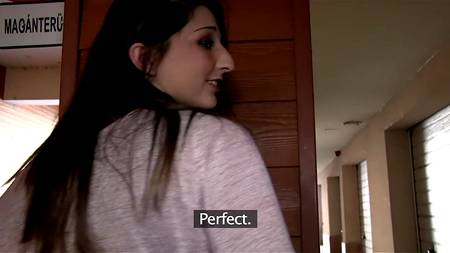 Пикапер ебет в подъезде брюнетку с большими натуральными сиськами