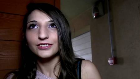 Пикапер ебет в подъезде брюнетку с большими натуральными сиськами