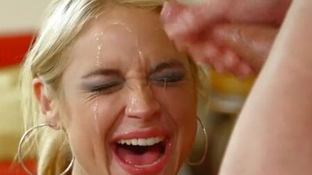Сисястая блондинка смачно сосет толстый елдак балдеющего жеребца