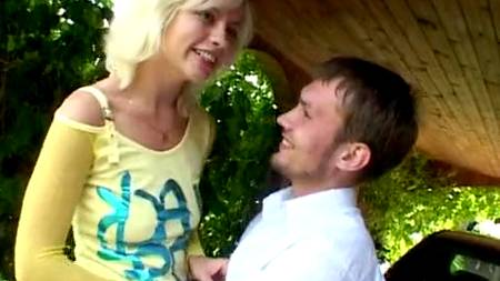 Русская парочка приехала за город и начала трахаться на машине