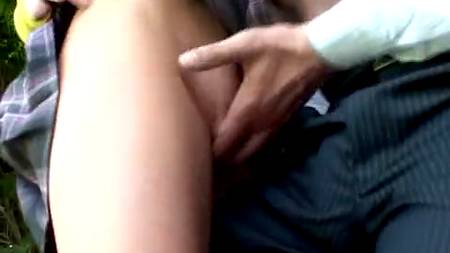 Русская парочка приехала за город и начала трахаться на машине