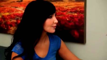 Толстый член мужика вызывает восторг у сисястой брюнетки