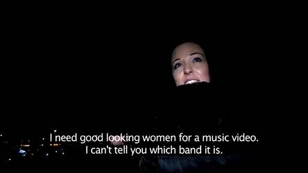 Познакомился с девицей и развел на жаркую еблю