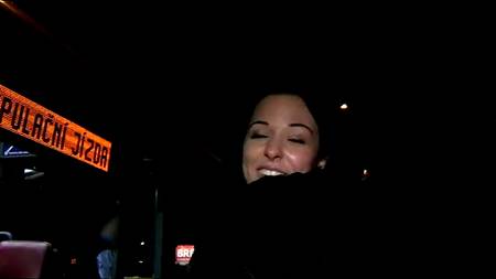 Познакомился с девицей и развел на жаркую еблю