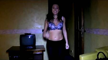 Познакомился с девицей и развел на жаркую еблю