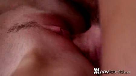 Захотевшая потрахаться сучка разбудила мужика сладким минетом