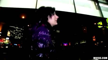 Купил сексуальные услуги у прохожей на улице