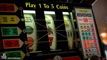 Толстый член врывается в анус девки и долбит его грубо и жестко