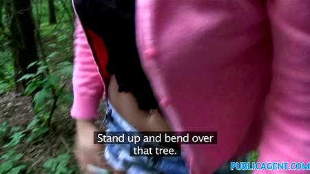 Красотка перепихнулась в лесу с ухажером от первого лица
