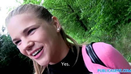 Красотка перепихнулась в лесу с ухажером от первого лица