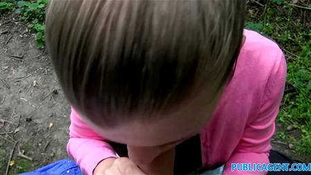 Красотка перепихнулась в лесу с ухажером от первого лица