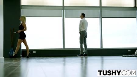 Шикарная блондинка обслужила мужчину по высшему классу