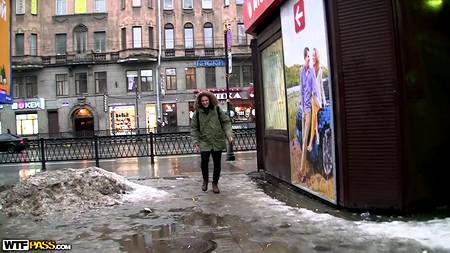 Русские парни жарят на бильярдном столе стройную телочку в черных чулках