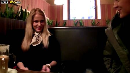 Русские парни жарят на бильярдном столе стройную телочку в черных чулках