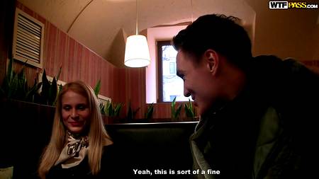 Русские парни жарят на бильярдном столе стройную телочку в черных чулках