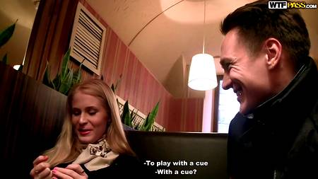 Русские парни жарят на бильярдном столе стройную телочку в черных чулках