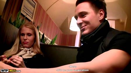 Русские парни жарят на бильярдном столе стройную телочку в черных чулках