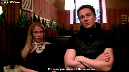 Русские парни жарят на бильярдном столе стройную телочку в черных чулках