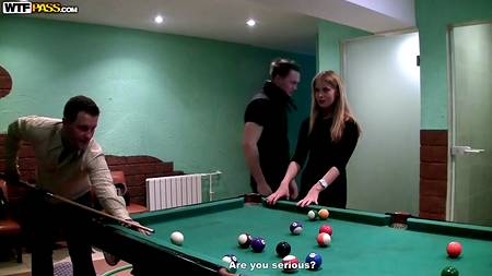 Русские парни жарят на бильярдном столе стройную телочку в черных чулках