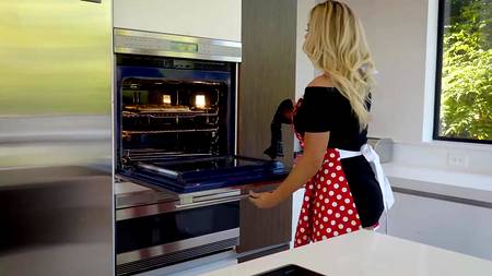 Пышногрудая блондинка страстно высасывает камшот из длинного члена