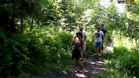 Русские чуваки жестко ебут во все щели худенькую телку с плоской грудью