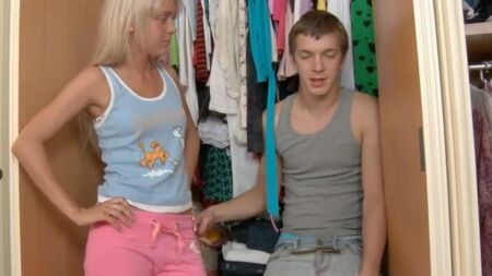 Русский парнишка раскрутил блондиночку запрыгнуть ему на хуй