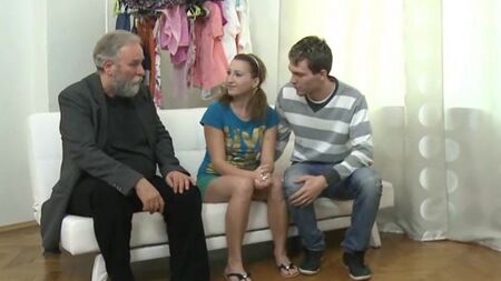 Старый кобель раскрутил молодую парочку на жаркий групповой секс