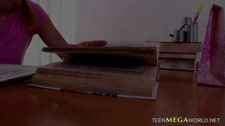 Молодой русский преподаватель жарит в анал студентку с косичками