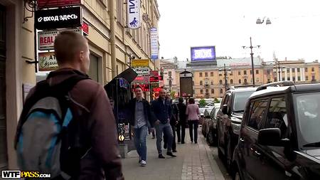 Русские пикаперы оприходовали с двух сторон подругу и кончили ей в рот