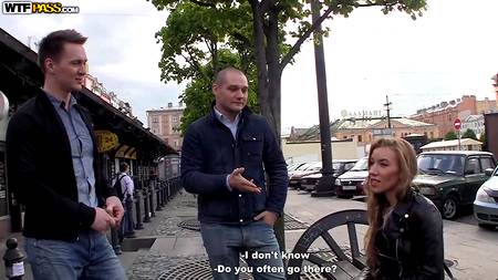 Русские пикаперы оприходовали с двух сторон подругу и кончили ей в рот