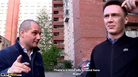 Русские пикаперы оприходовали с двух сторон подругу и кончили ей в рот