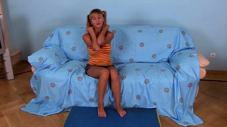 Русские парни ебут в обе дырки  молодуху с шикарными натуральными сиськами