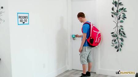 Зрелая жопастая горничная запрыгнула на хуй мастурбирующего парня