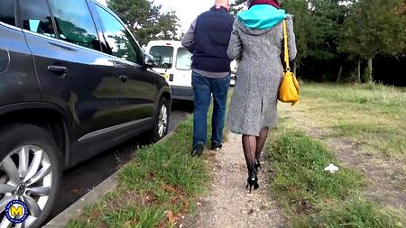 Порно агент запикапил и трахнул в обе дырки зрелую женщину в черных чулках