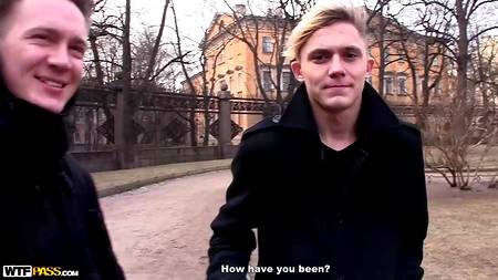 Русские пикаперы сношают длинноногую куколку на бильярдном столе