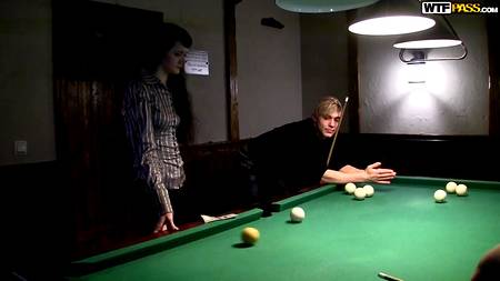 Русские пикаперы сношают длинноногую куколку на бильярдном столе