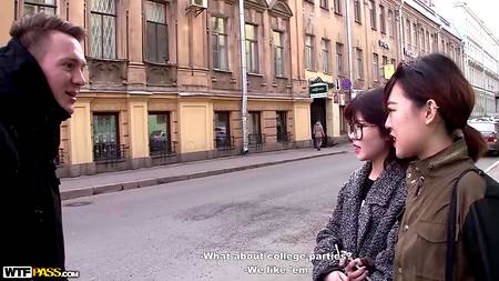 Русские пикаперы сношают длинноногую куколку на бильярдном столе