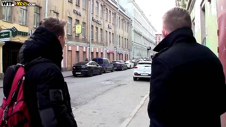 Русские пикаперы сношают длинноногую куколку на бильярдном столе