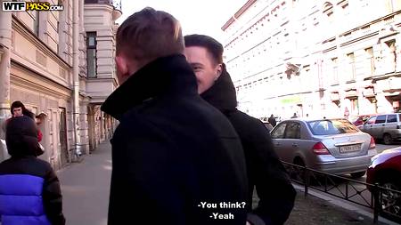 Русские пикаперы сношают длинноногую куколку на бильярдном столе